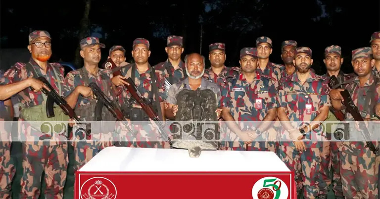 উদ্ধারকৃত কষ্টিপাথরের মূর্তিসহ বিজিবি